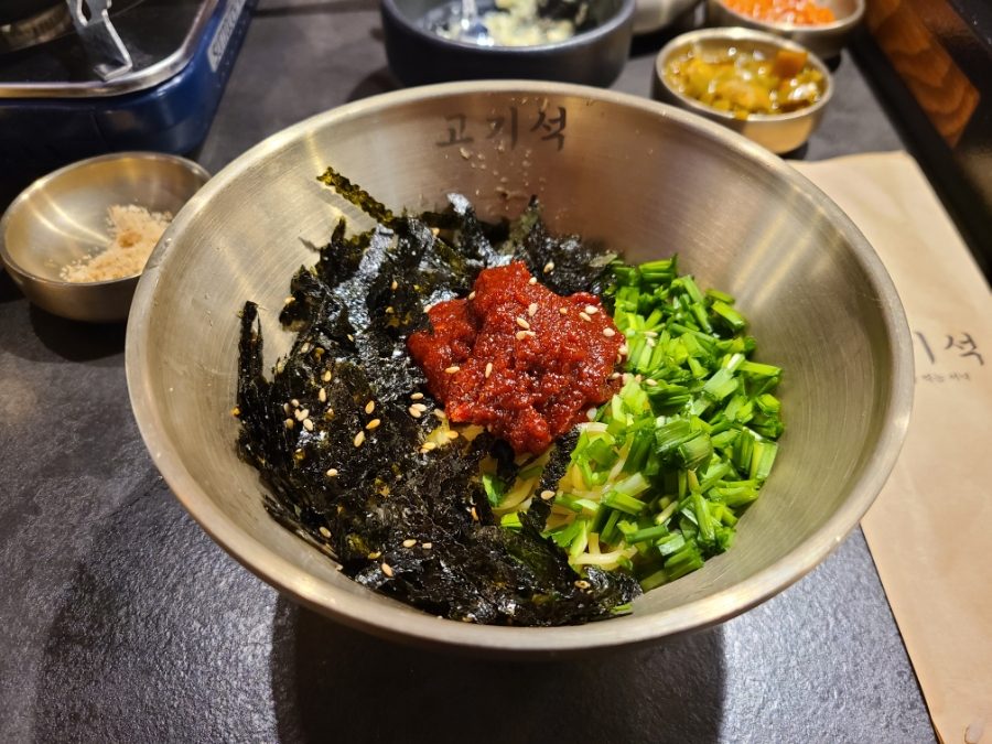 고기석 비빔국수, 김가루와 부추가 올라갑니다
